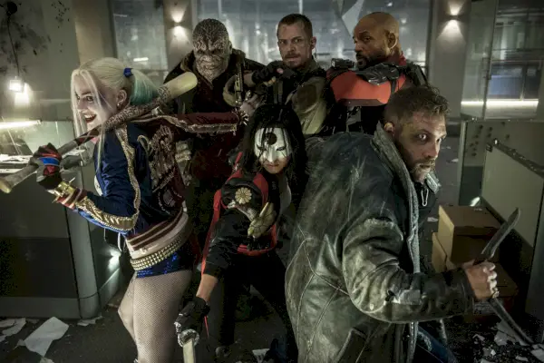 (Od lewej) Margot Robbie jako Harley Quinn, Adewale Akinnuoye-Agbaje jako Killer Croc, Joel Kinnaman jako Rick Flag, Will Smith jako Deadshot i Jai Courtney jako Kapitan Boomerang.
