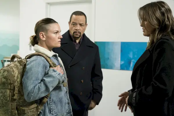 Sarah Booth som kapten Beth Williams, Ice-T som Odafin