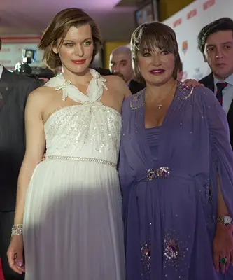 Milla Jovovich Mom