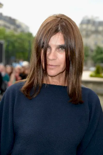 Impi käyttää sinisiä farkkuja: Voguen Pariisin entinen päällikkö Carine Roitfeld puhuu feminismistä, alastomuudesta ja siitä, miksi Anna Wintour ei ole muotitoimittaja