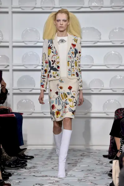 Schiaparelli Spring 2016 -tapahtumassa on runsaasti monimutkaisia ​​yksityiskohtia ja oikkua (kuva: Pascal Le Segretain/Getty Images).