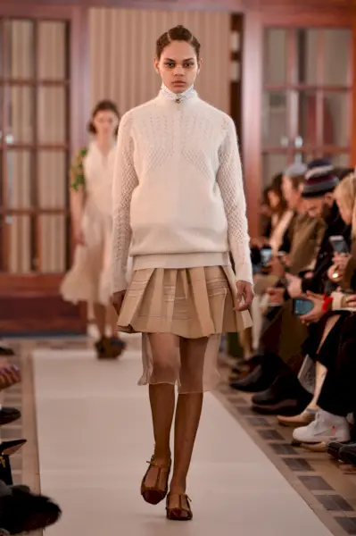 Immagine: la modella Hiandra Martinez cammina sulla passerella per Carven