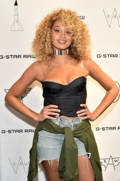 Tämä harja toimii hyvin kiiltävän choker-kaulakorun kanssa