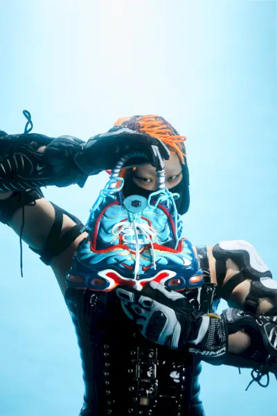 Designer All Amin pyrkii kestävyyteen muodissa tekemällä lenkkarit puettavaksi taiteeksi