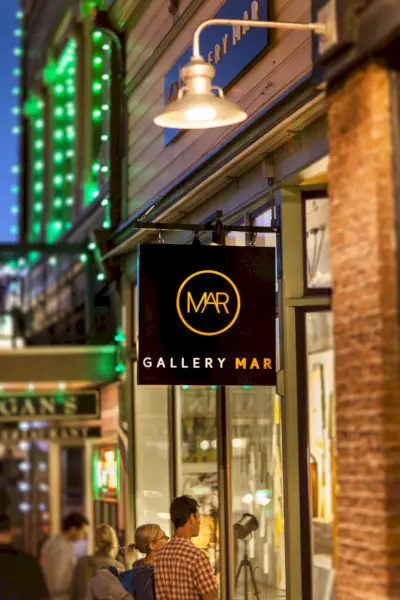 Ulkokuva taidegalleriasta, jossa ihmiset pyörivät kadulla