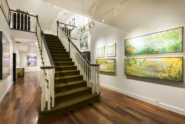 Sisäkuva taidegalleriasta, jossa on näkyvät portaat