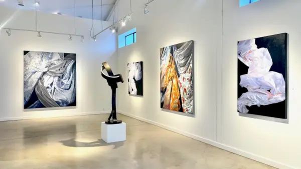 Sisäkuva valoisasta ja iloisesta taidegalleriasta