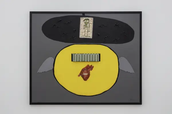 Maalaus punaisesta sydämestä keltaisessa ympyrässä, jossa on harmaat siivet