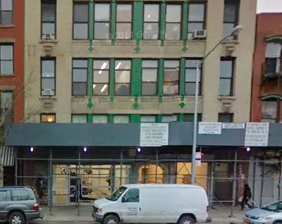 11R vie tilaa oikealla rakennuksessa osoitteessa 195 Chrystie Street, ja CRG Gallery on vasemmalla.