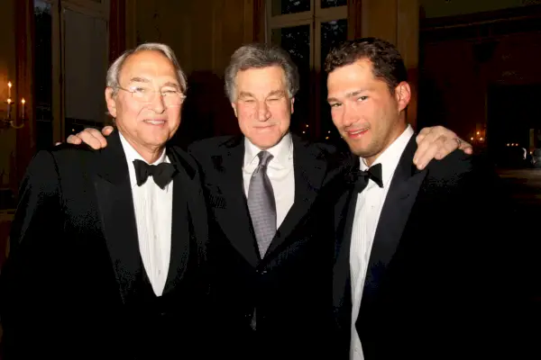 Tre uomini in giacca e cravatta