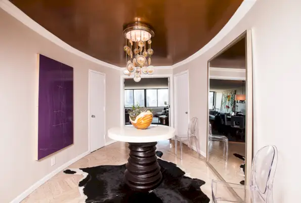 Żyrandol w holu (fot. Emily Assiran dla Startracker).