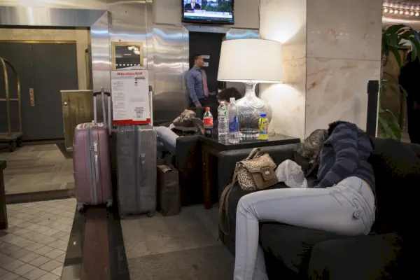 Hotel Carterin aula vetää eklektistä väkeä (Kuva: Kaitlyn Flannagan)