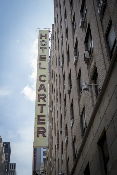 Kuka oikeastaan ​​yöpyy New Yorkin likaisimmassa hotellissa?