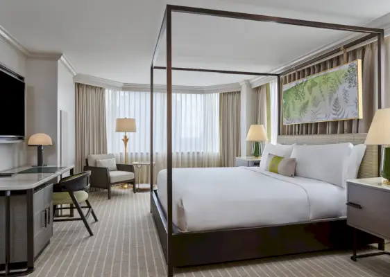 The Whitley Atlantan vierashuone, jossa on pylvässänky, tv ja leveä ikkuna.