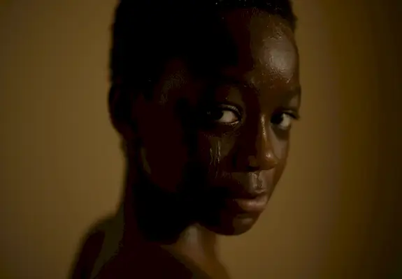 Mark lapsena, näyttelijä Gabriel Kwasi Tedeku.