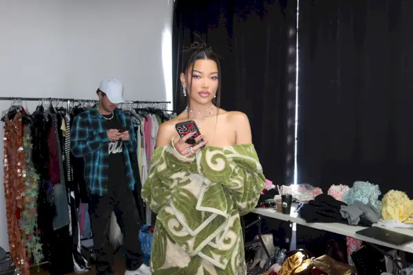 Kulissien takana Ming Lee Simmonsin kanssa