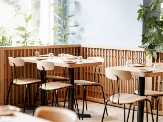 ilmava avoin ravintola istuimilla