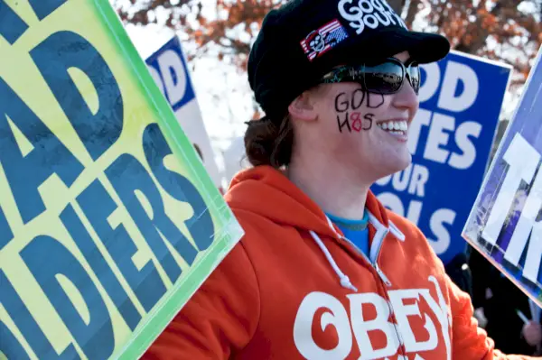 Megan Phelps-Roper osallistuu Westboron baptistikirkon mielenosoitukseen Northwestern High Schoolia vastapäätä Hyattsvillessä, Marylandissa 1. maaliskuuta 2011.
