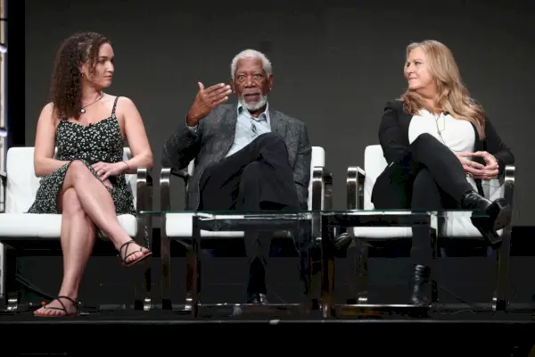 (L-R) Entinen Westboron baptistikirkon jäsen Megan Phelps-Roper, isäntä/toimeenpaneva tuottaja Morgan Freeman ja vastaava tuottaja Lori McCreary
