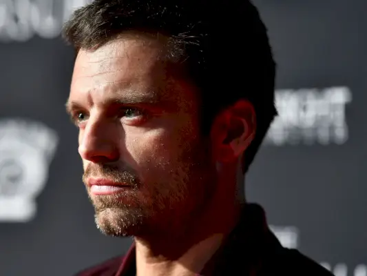 Sebastian Stan uskalsi meidät tehdä tämä otsikko Talvisotilas saa alasti