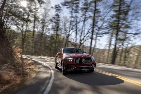 czerwony Mercedes-AMG GLE 53 4MATIC+ Coupé jadący po drodze