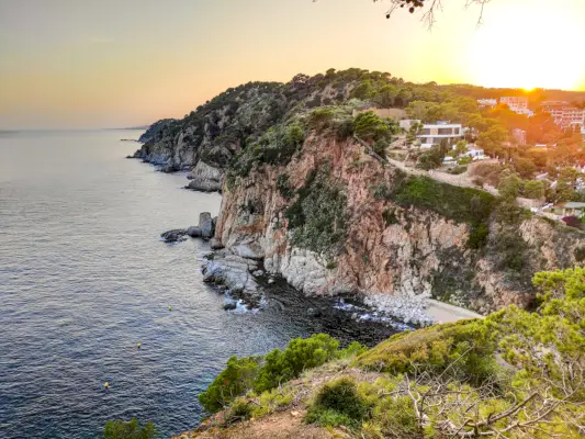 Kuva: Ilmakuva Costa Brava Coastal Driven kallion rinteeltä.