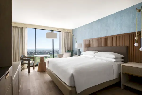 Immagine: interno di una camera da letto a Vea Newport Beach.