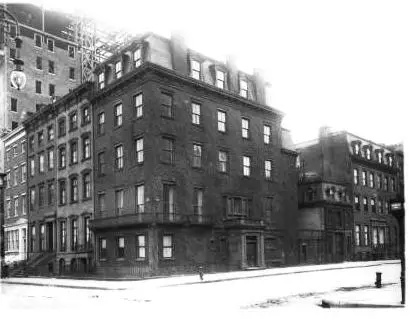 19 Gramercy Park South cap al 1909, quan es va afegir un edifici d'apartaments al solar.