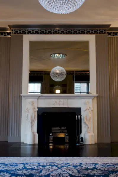 El doctor Jarecki també va afegir una aranya de Swarovski personalitzada a la sala de ball.