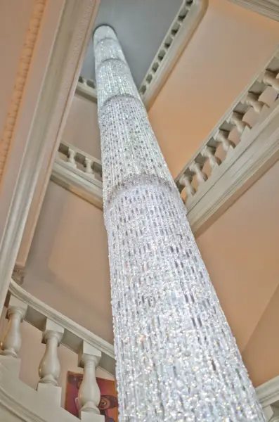 El canelobre baixa quatre pisos.