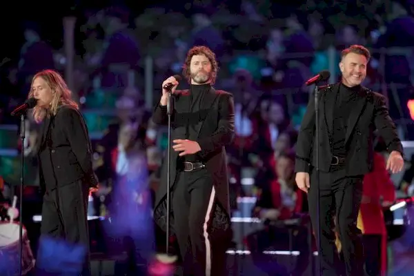 Gary Barlow, Mark Owen e Howard McDonald si esibiscono al concerto dell'incoronazione del re