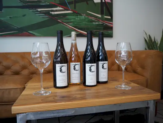 Ampolla de vins amb gots buits