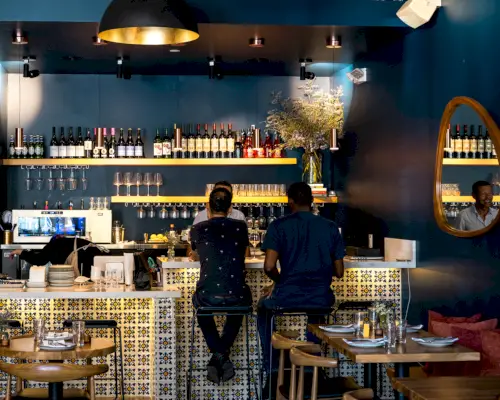 Les copes tintinen sobre la taula de xarcuteria