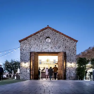 Zona d'estar amb ampolles de vi