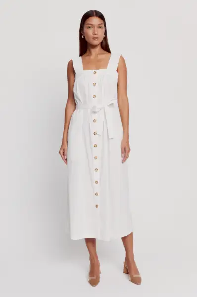 donna che indossa un abito midi bianco