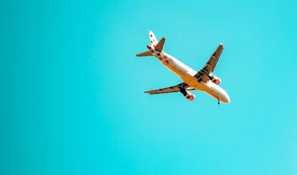 Un aeroplano bianco contro una pelle blu brillante.