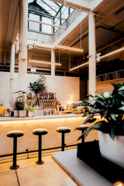 Immagine: Interno del bar del Public Records, Brooklyn.