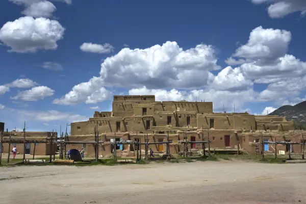 Imatge: Exterior de Taos Pueblo, Nou Mèxic.