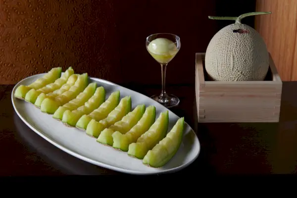 skär upp melon och frukt