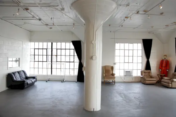 (Foto: Free the Nipple Yoga sarà offerto settimanalmente a partire da mercoledì 20 gennaio alle 20:00, presso Astroetic Studios, uno spazio loft multiuso situato nel quartiere della moda di DTLA. Gli ospiti potranno godersi le viste a sette piani offerte dal pavimento di Astroetic Studios. finestre a tutta altezza.