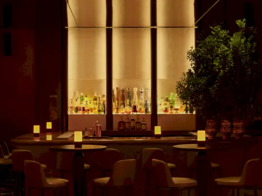 wnętrze baru i niskie siedzenia