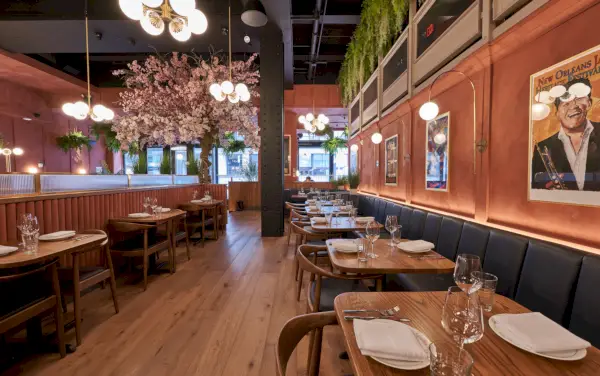 wnętrze oświetlenia kwiatowego i siedzenia na stoisku