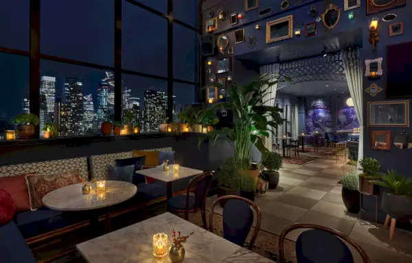 wnętrze okien w stylu szklarni i siedzenia barowe