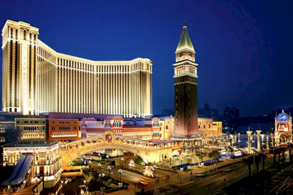 Näkymä Venetsian Macaon edestä yöllä pitkällä valaistulla rakennuksella ja tornilla.