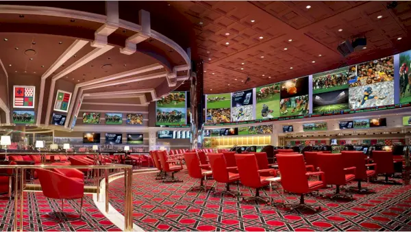 Race & Sports Book Wynn Casinolla punaisilla tuoleilla ja TV-ruuduilla.