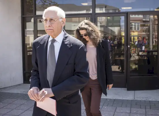 Edie Brickell poistuu Connecticutin oikeudesta pian pidätyksen jälkeen yhdessä aviomiehen Paul Simonin kanssa väitetyn kotikiistan jälkeen. (Kuva David Surowiecki / Getty Images)