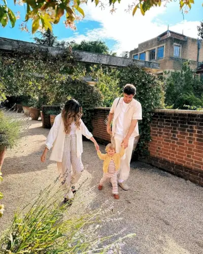 He toivottivat elokuussa 2021 tervetulleeksi suloisen tyttärensä Ottilie Rue Deyesin, joka on nyt kaksivuotias