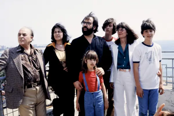Zdjęcie: młoda Sofia Coppola z rodziną na Międzynarodowym Festiwalu Filmowym w Cannes, maj 1979.