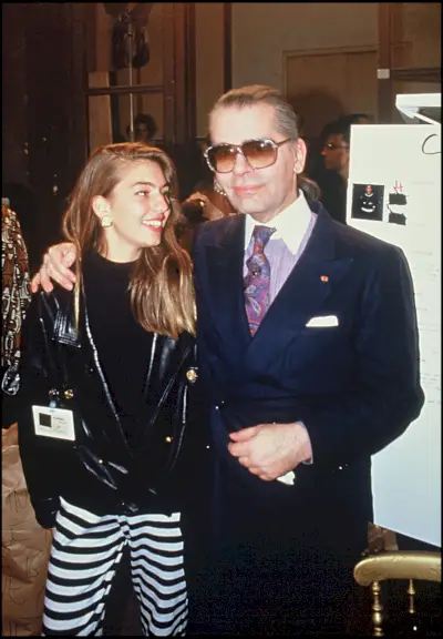 Zdjęcie: Sofia Coppola z Karlem Lagerfeldem na pokazie mody Chanel na jesień/zimę 1988.