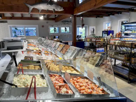 Mac's Seafoodin sisätilat, tuoretta kalaa ja niemiturskaa